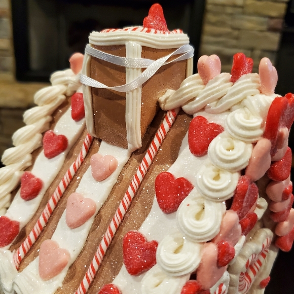 Valentine Gingerbread House-NWT - Picture 7 of 7